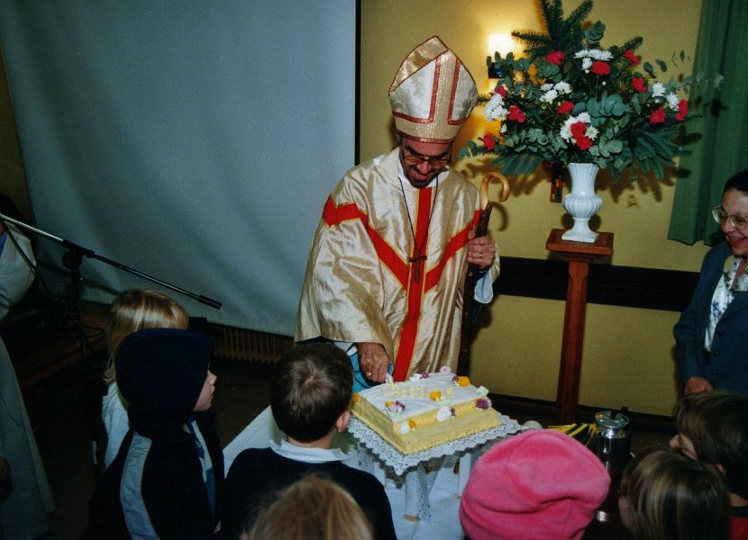 020113 01 28 bish cutting the cake